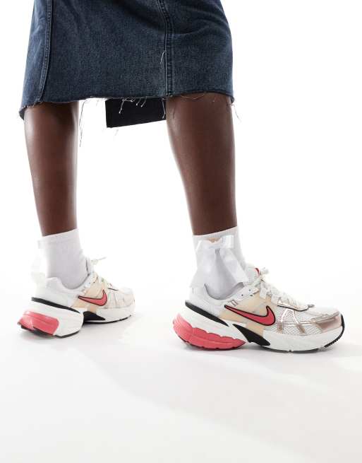 Nike V2K Run sneakers in pink and silver, 3 of 5