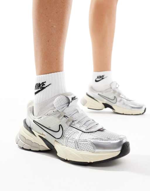 Nike sneakers white and silver best sale