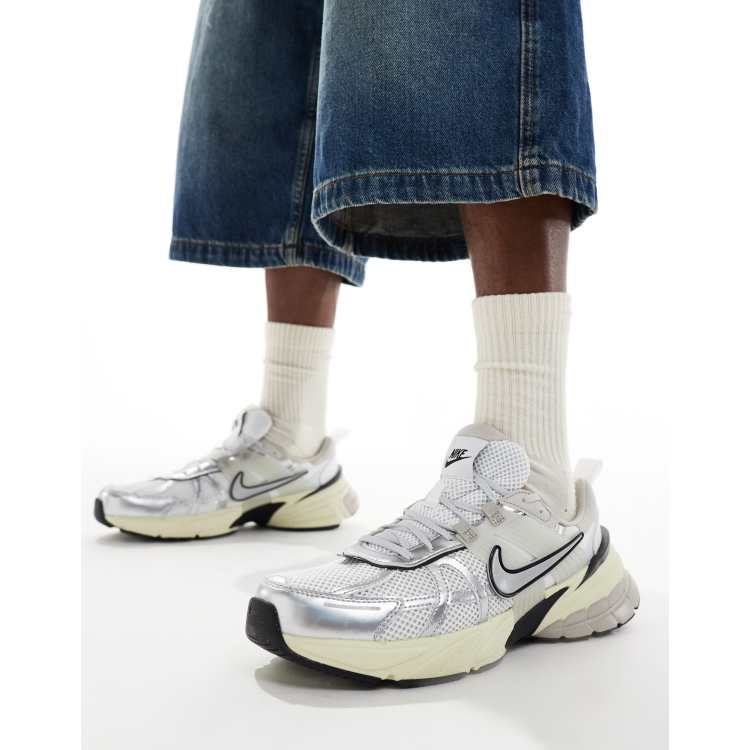 大人気 NIKE ★ V2K RUN \"White Silver\"★22~30cm★送料・関税込 大人気 NIKE ☆ V2K RUN 