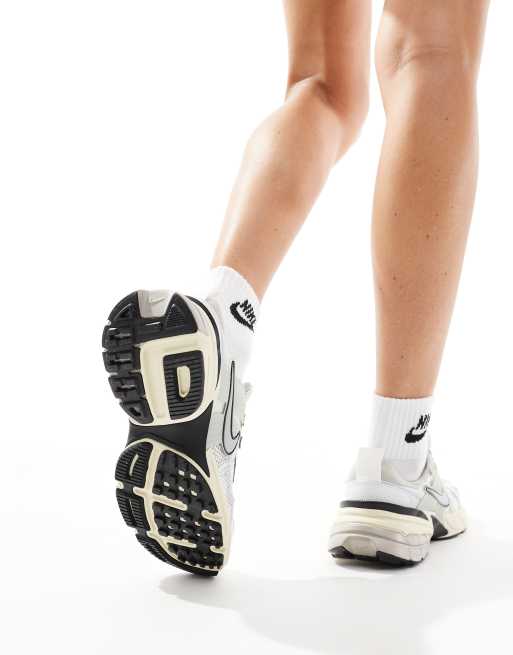 Nike V2K Run sneakers in white, 4 of 5