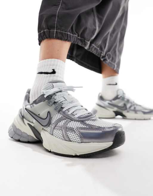 Nike – V2K Run – Szaro-srebrne buty sportowe unisex do biegania