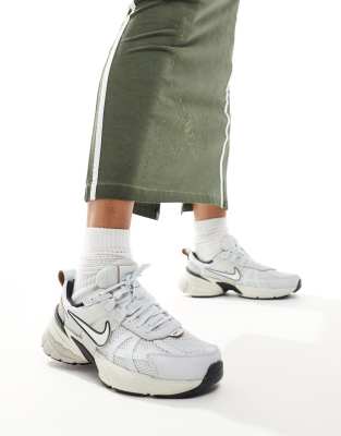 Nike - V2K Run - Unisex-Sneaker in Weiß und Schwarz-Blau