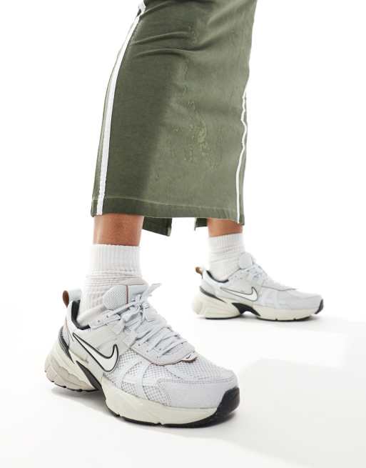Nike – V2K Run – Unisex-Sneaker in Weiß und Schwarz