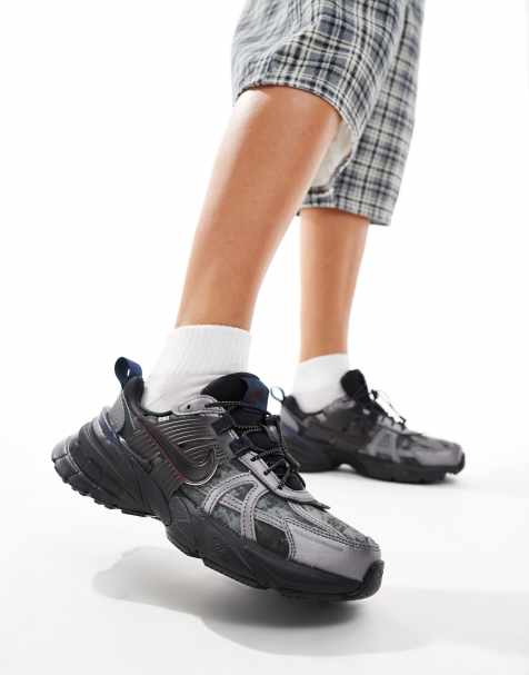 Nike - V2K Run - Unisex - Sneakers i metallisk grå og sort - view 1