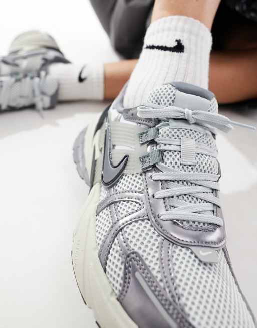 Nike - V2K Run - Unisex-sneakers i platingrå og sølvfarve, 3 af 5