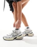[Nike] Nike V2K Run unisex sneakers in white and silver 41 WHITE