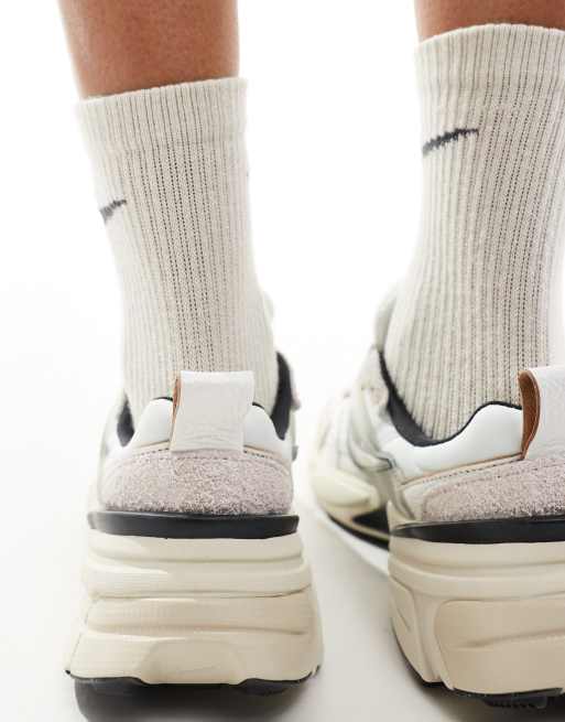 Nike – V2K – Vita träningsskor, 3 av 5