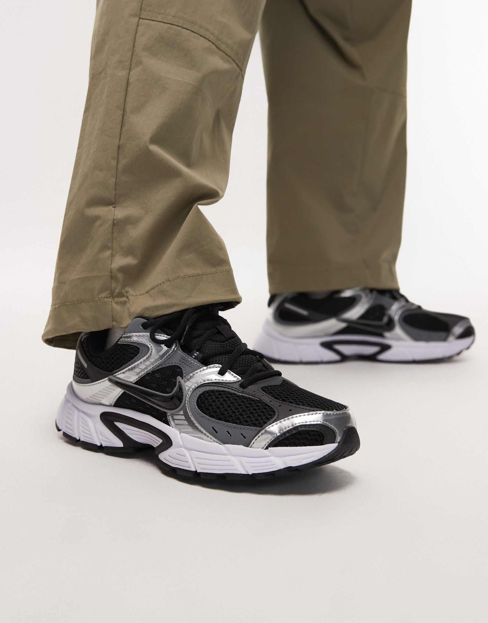 Кроссовки Nike V5 RNR черного и серебристого цветов