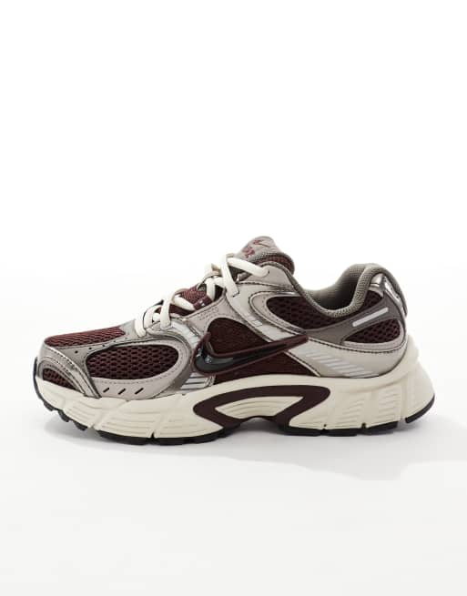 Nike V5 Rnr sneakers in burgundy