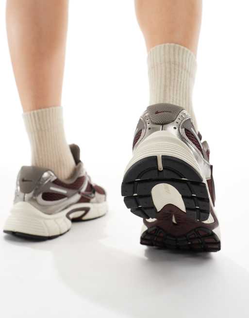 Nike V5 Rnr sneakers in burgundy