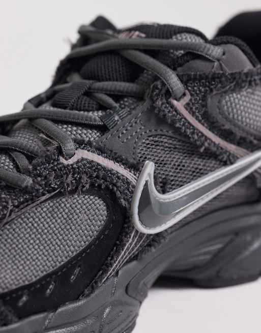 Nike V5 RNR sneakers in dark gray and metallic silver , 4 of 5