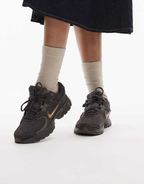 Nike V5 RNR sneakers in gray and gold - view 1