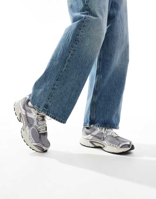 Nike V5 RNR sneakers in gray and silver