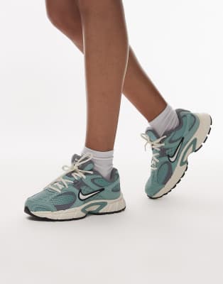 Nike V5 RNR sneakers in ivory & gray-Neutral