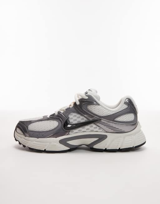 Nike V5 RNR sneakers in metallic silver and black , 2 of 5