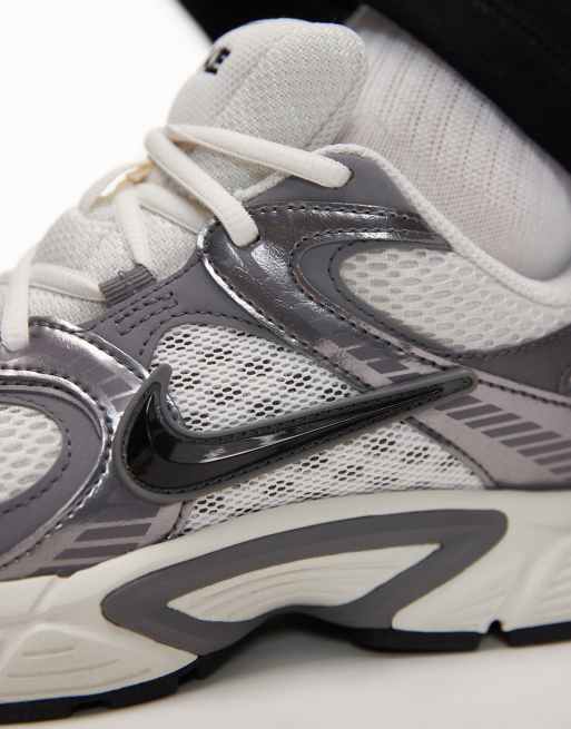Nike V5 RNR sneakers in metallic silver and black , 4 of 5