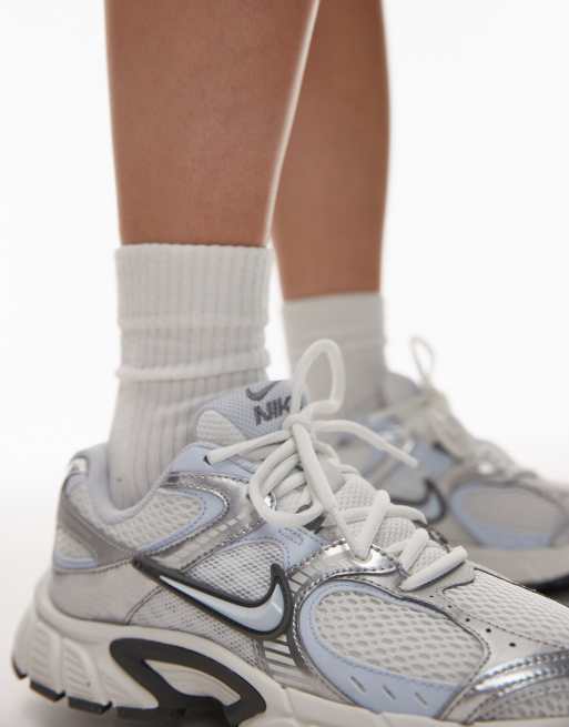 Nike V5 RNR sneakers in off-white and blue