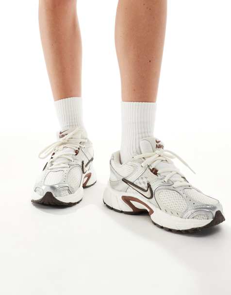 Nike V5 RNR sneakers in off white and brown - view 1