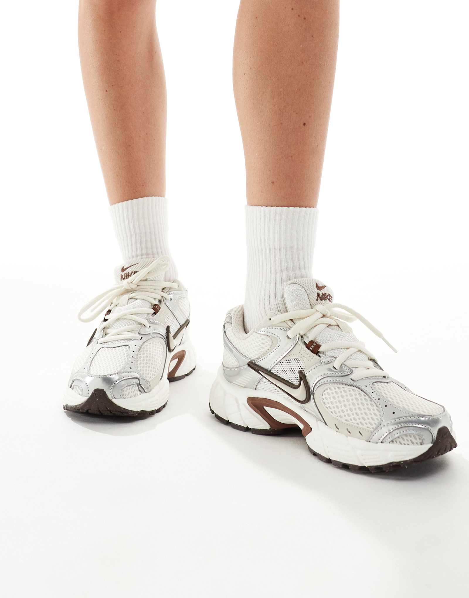 Кроссовки Nike V5 RNR темно-белого и коричневого цветов