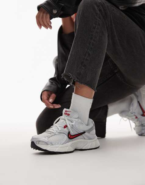 Nike V5 RNR sneakers in silver and red - view 1