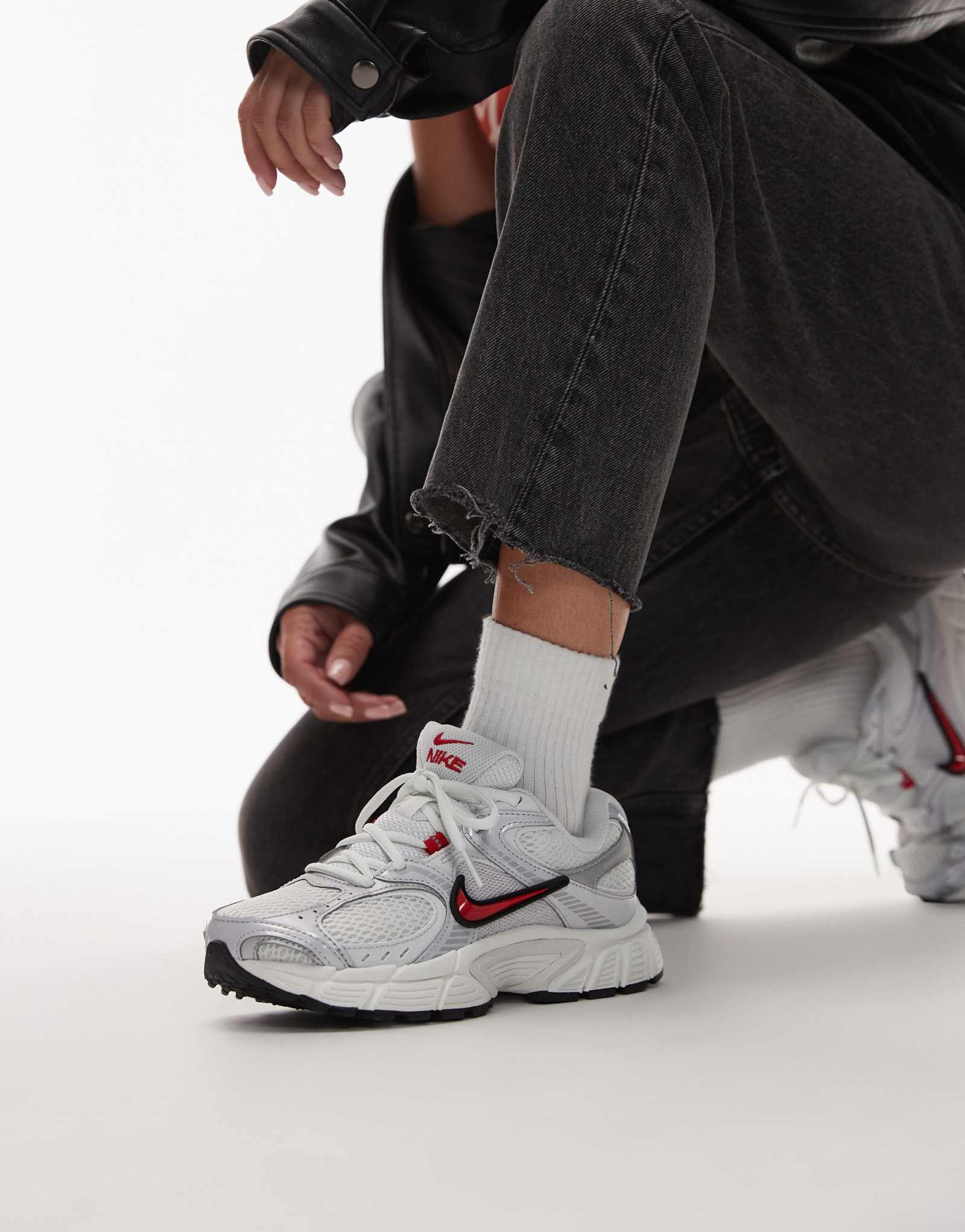 Кроссовки Nike V5 RNR серебристого и красного цветов