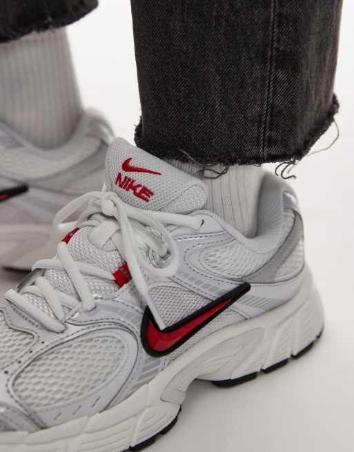 Nike V5 RNR sneakers in silver and red, 4 of 5