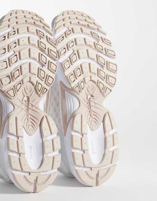 Nike V5 RNR sneakers in white and beige, 4 of 5
