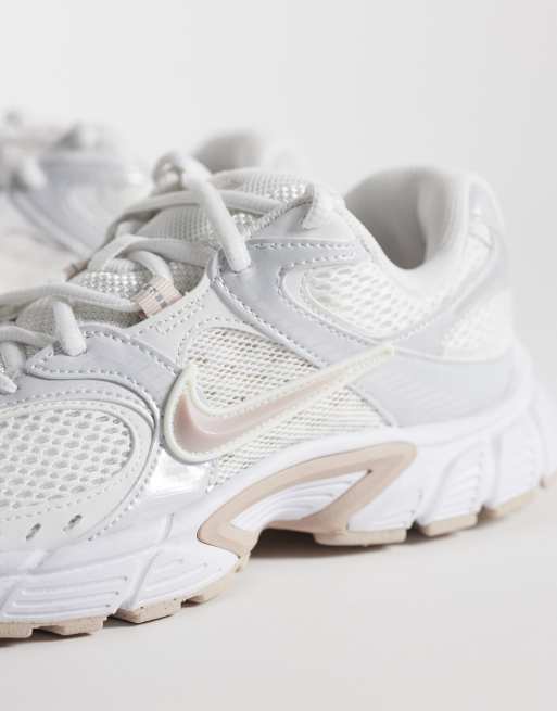 Nike V5 RNR sneakers in white and beige, 5 of 5