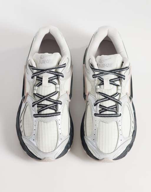 Nike V5 RNR Sneakers in white and silver with black details, 3 of 5