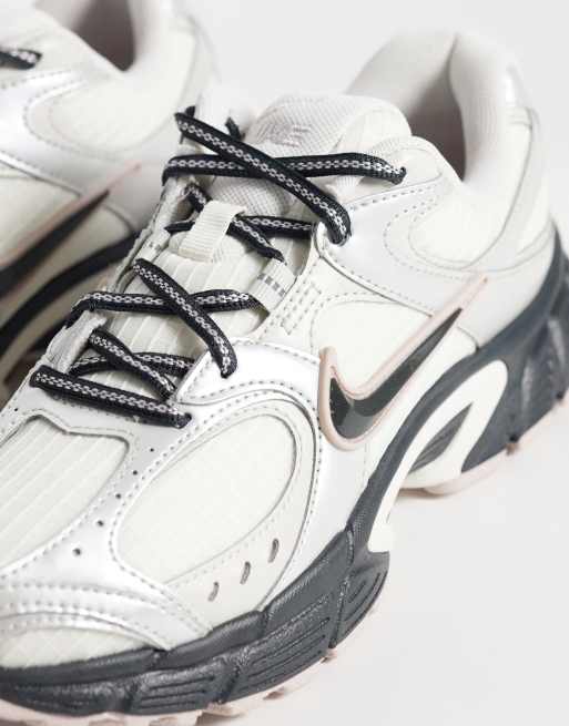 Nike V5 RNR Sneakers in white and silver with black details, 4 of 5