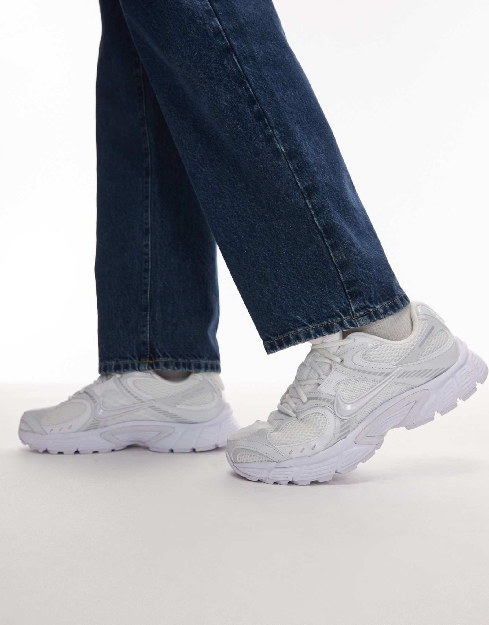 Кроссовки Nike V5 RNR белого и серебристого цветов