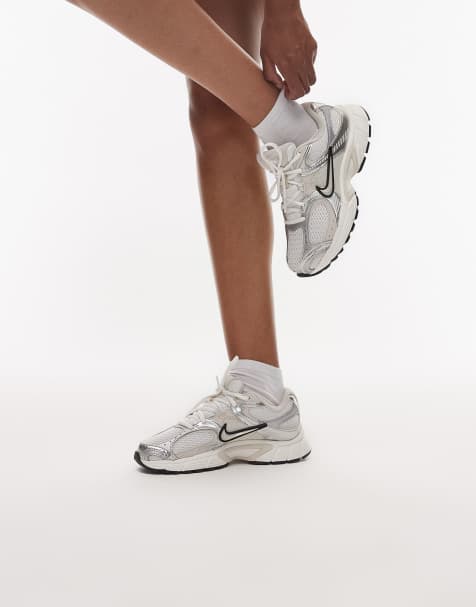 Nike V5 RNR sneakers in white and silver - view 1