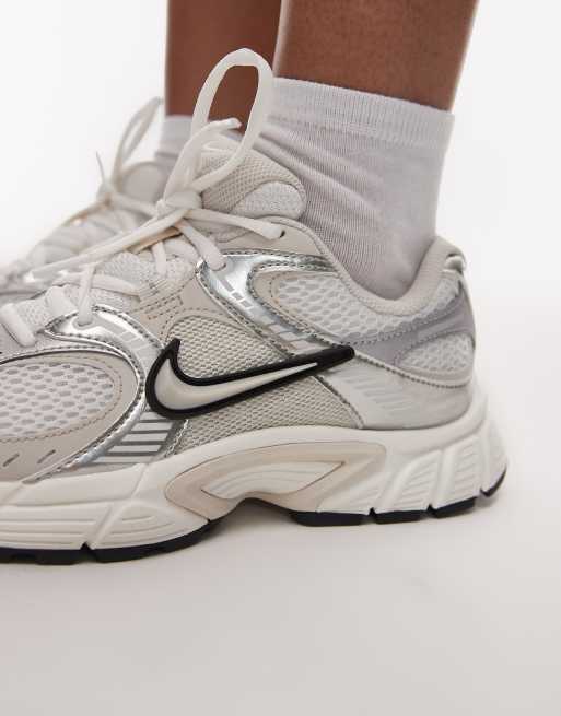Nike V5 RNR sneakers in white and silver , 3 of 5