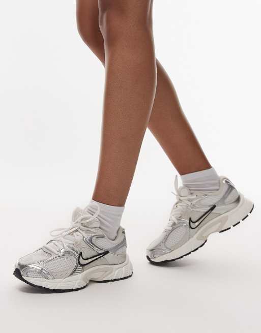 Nike V5 RNR sneakers in white and silver , 4 of 5