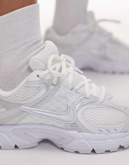 Nike V5 RNR sneakers in white | ASOS