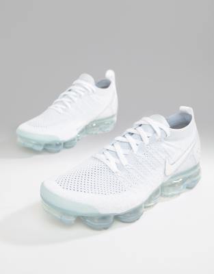 all white vapormax 2