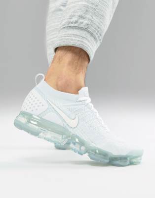 all white vapormax 2