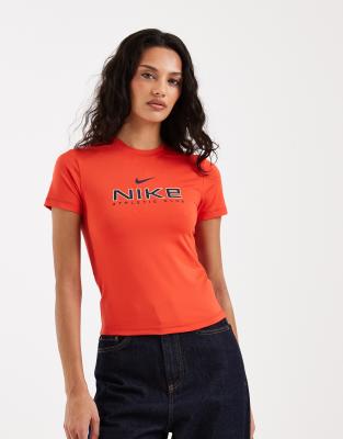 Nike - Varsity - Knapp geschnittenes T-Shirt in Rot mit Print