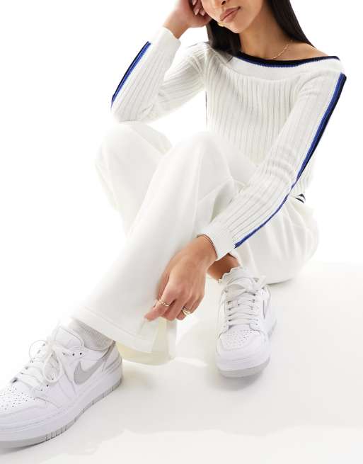 White nike hotsell jogging suit womens