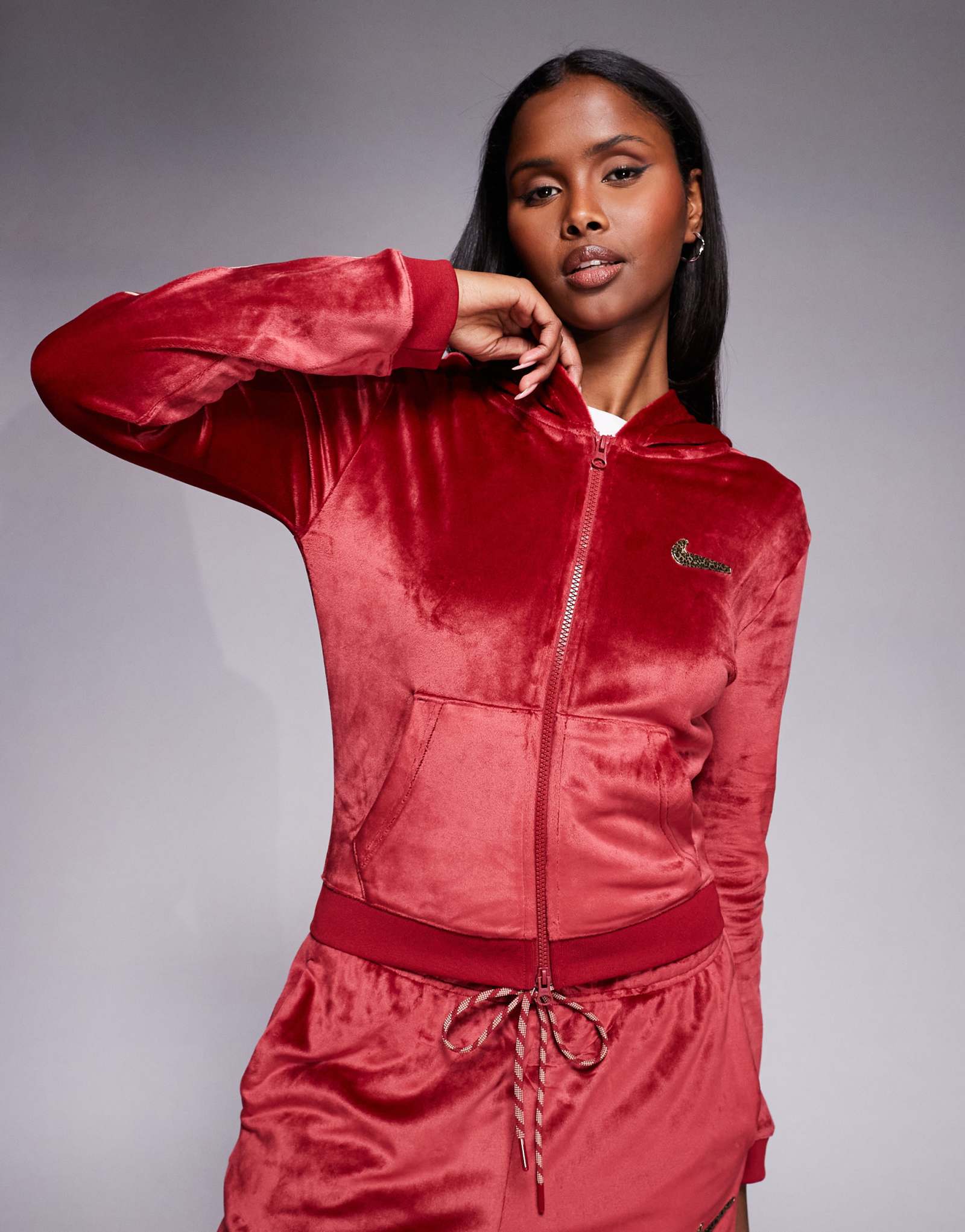 Велюровая толстовка Nike с капюшоном на молнии бордового цвета 