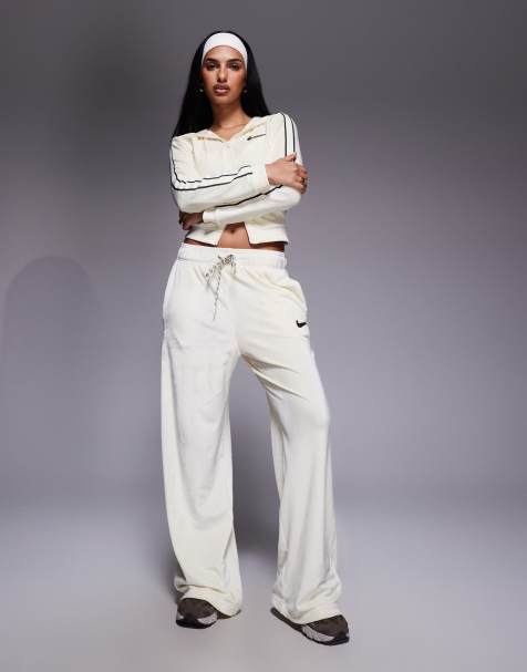 Nike - Velours joggingbroek met wijde pijpen in crème - view 1