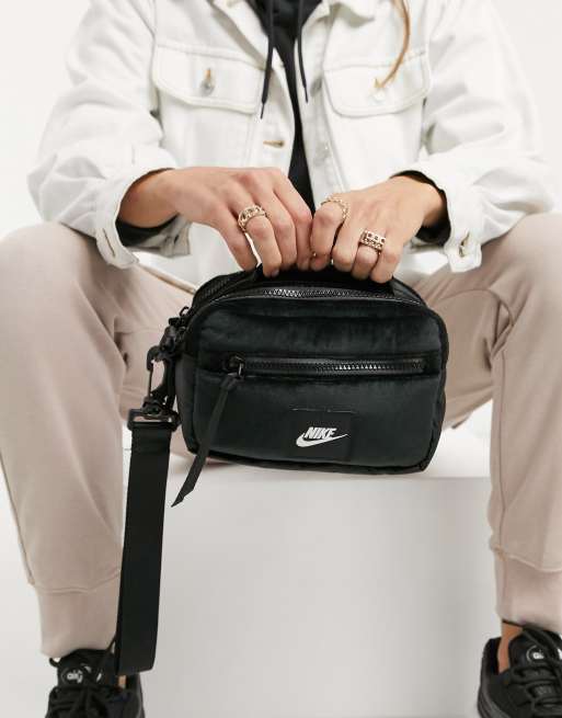 Nike cosmetic outlet bag