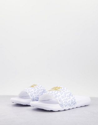 Tongs Nike - Victori - Claquettes avec motif léopard et logo virgule doré - Blanc