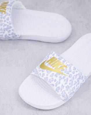 Tongs Nike - Victori - Claquettes avec motif léopard et logo virgule doré - Blanc