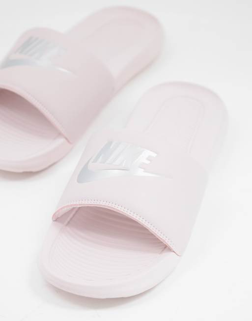 Nike - Victori Claquettes - Rose pastel nacré | ASOS