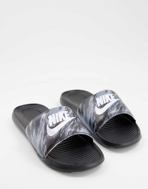 Nike – Victori One – Klapki w marmurkowy wzór