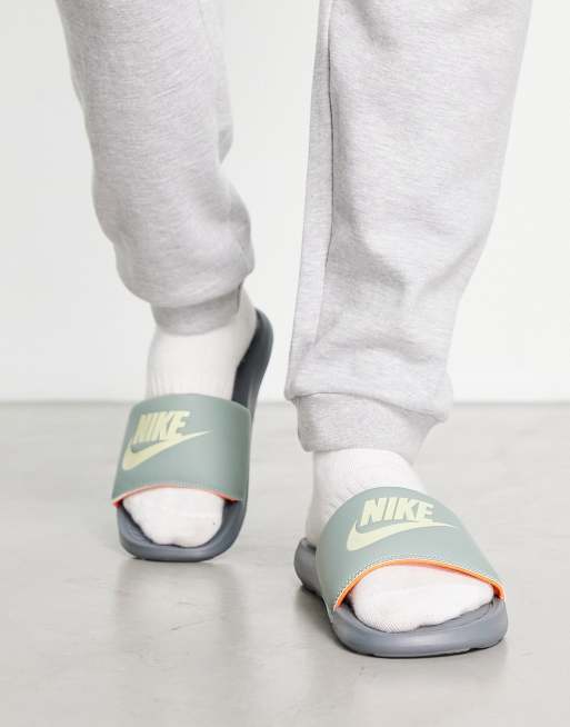 Nike Victori One Slider in Grun mit orangem Logo