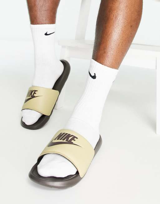 Nike – Victori One – Slider in Weizenbraun/Braun