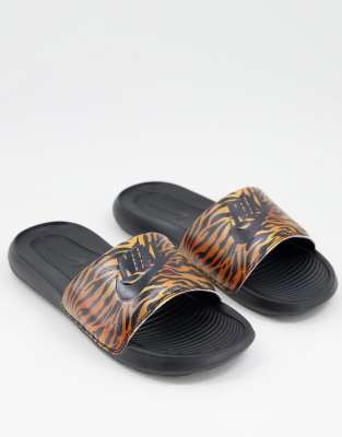 NIKE VICTORI ONE SLIDES IN BLACK AND TIGER PRINT