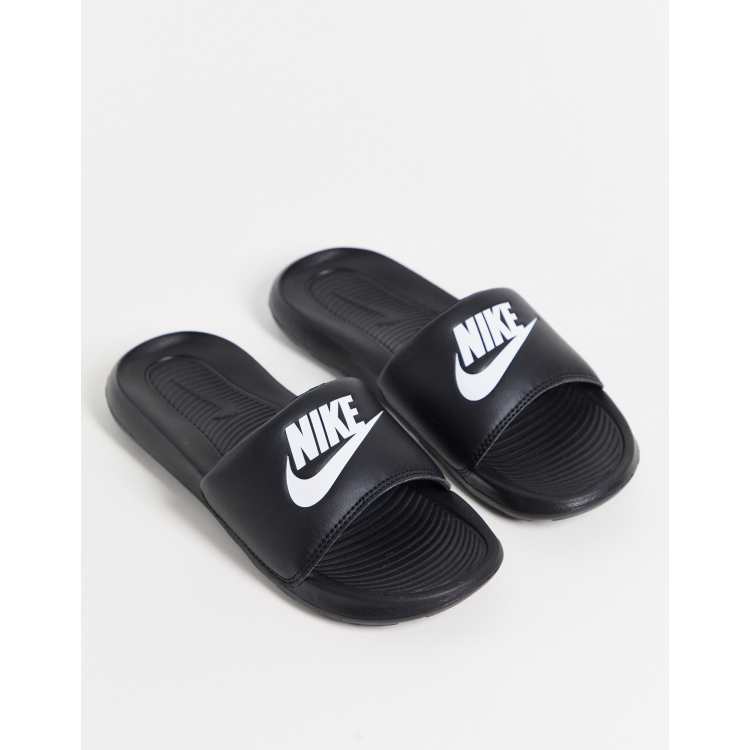 Nike benassi discount black and white